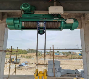 鋼絲繩電動(dòng)葫蘆的電機(jī)是大力士，減速器是謀士